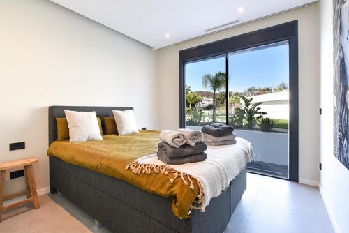 The View 3 1A Apartamento moderno y lujoso en Fuengirola, Andalucía, España para 4 personas. El apartamento está situado en un complejo turístico, en una zona residencial de playa, cerca de restaurantes, bares y supermercados, y a 500 metros de la Playa Bikini....