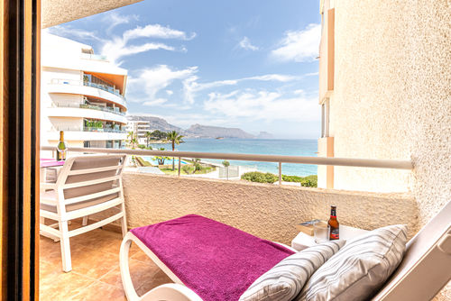 Altea Sol Mooie en vrolijke appartement in Altea, Costa Blanca, Spanje met een gemeenschappelijk zwembad voor 3 personen. Het appartement is gelegen in een residentieel strandgebied, dicht bij restaurants, cafés en supermarkten, en ligt op 100 m van het strand....