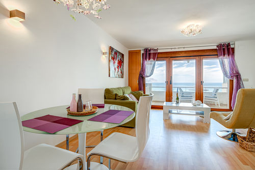 Altea Sol Mooie en vrolijke appartement in Altea, Costa Blanca, Spanje met een gemeenschappelijk zwembad voor 3 personen. Het appartement is gelegen in een residentieel strandgebied, dicht bij restaurants, cafés en supermarkten, en ligt op 100 m van het strand....