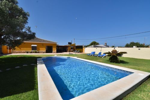 La Casita Villa rústica y confortable con piscina privada en Chiclana de la Frontera, Costa de la Luz, España, para 6 personas. La casa está situada en una zona rural cerca de la playa y se encuentra a 3 km de la playa de La Barrosa....