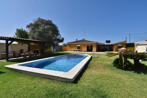 La Casita Villa rustique et confortable avec piscine privée à Chiclana de la Frontera, Costa de la Luz, Espagne, pour 6 personnes. La maison est située dans une zone rurale proche de la plage et se trouve à 3 km de la plage de La Barrosa....