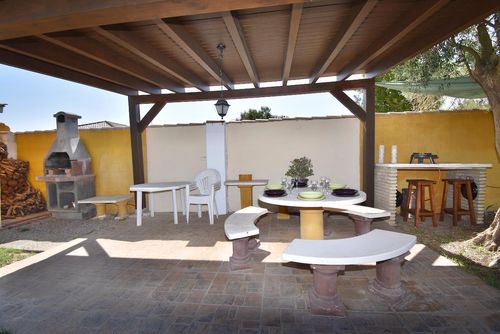 La Casita Villa rustique et confortable avec piscine privée à Chiclana de la Frontera, Costa de la Luz, Espagne, pour 6 personnes. La maison est située dans une zone rurale proche de la plage et se trouve à 3 km de la plage de La Barrosa....