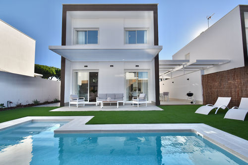 Blanco Chiclana Villa moderne et luxueuse avec piscine privée à Chiclana de la Frontera, Costa de la Luz, Espagne, pour 10 personnes. La maison est située dans un quartier résidentiel proche de la plage et se trouve à 3 km de la plage de La Barrosa....