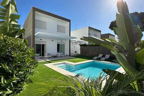 Blanco Chiclana Villa moderne et luxueuse à Chiclana de la Frontera, Costa de la Luz, Espagne, avec piscine privée pour 10 personnes. La maison est située dans un quartier résidentiel près de la plage et se trouve à 3 km de la plage de La Barrosa....