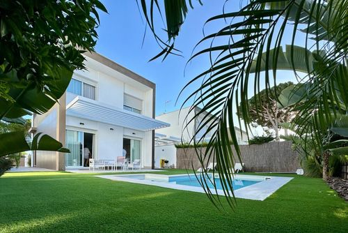 Blanco Chiclana Villa moderna e lussuosa con piscina privata a Chiclana de la Frontera, Costa de la Luz, Spagna, per 10 persone. La casa si trova in una zona residenziale vicino alla spiaggia ed è a 3 km dalla spiaggia di La Barrosa....