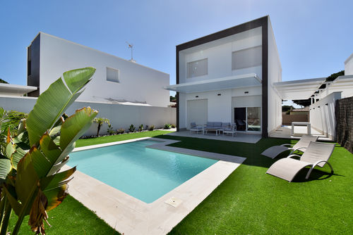 Blanco Chiclana Villa moderna e lussuosa con piscina privata a Chiclana de la Frontera, Costa de la Luz, Spagna, per 10 persone. La casa si trova in una zona residenziale vicino alla spiaggia ed è a 3 km dalla spiaggia di La Barrosa....