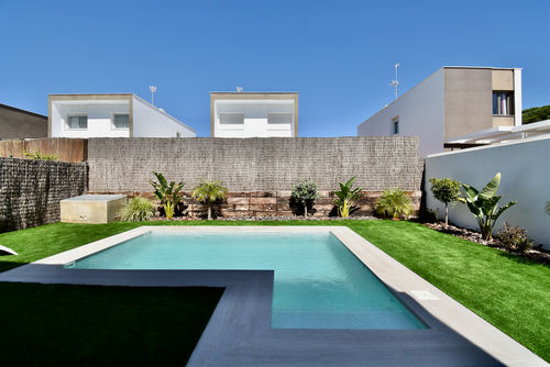 Blanco Chiclana Villa moderna y lujosa con piscina privada en Chiclana de la Frontera, Costa de la Luz, España, para 10 personas. La casa está situada en una zona residencial cerca de la playa y se encuentra a 3 km de la playa de La Barrosa....