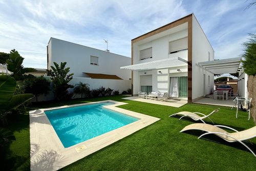 Blanco Chiclana Villa moderna y lujosa con piscina privada en Chiclana de la Frontera, Costa de la Luz, España, para 10 personas. La casa está situada en una zona residencial cerca de la playa y se encuentra a 3 km de la playa de La Barrosa....