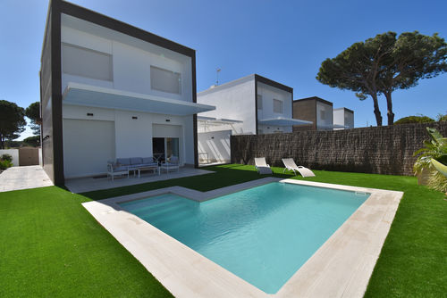 Blanco Chiclana Villa moderna y lujosa con piscina privada en Chiclana de la Frontera, Costa de la Luz, España, para 10 personas. La casa está situada en una zona residencial cerca de la playa y se encuentra a 3 km de la playa de La Barrosa....