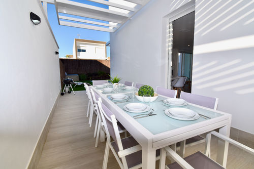 Blanco Chiclana Villa moderna e lussuosa con piscina privata a Chiclana de la Frontera, Costa de la Luz, Spagna, per 10 persone. La casa si trova in una zona residenziale vicino alla spiaggia ed è a 3 km dalla spiaggia di La Barrosa....