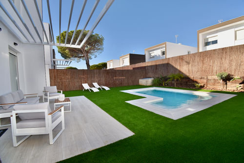 Blanco Chiclana Moderne und luxuriöse Villa mit privatem Pool in Chiclana de la Frontera, Costa de la Luz, Spanien für 10 Personen. Das Haus befindet sich in einem Wohngebiet in Strandnähe und liegt 3 km vom Strand La Barrosa entfernt....