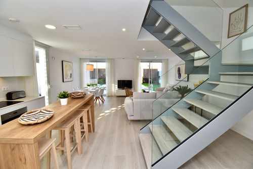 Blanco Chiclana Villa moderne et luxueuse à Chiclana de la Frontera, Costa de la Luz, Espagne, avec piscine privée pour 10 personnes. La maison est située dans un quartier résidentiel proche de la plage et se trouve à 3 km de la plage de La Barrosa....