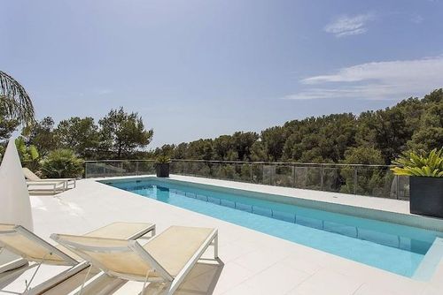 At 20 minutes drive from Sitges -Mar del Este    Design   Villa muy comoda  para grandes grupos Area muy tranquila   Muy cuidada Luxusvilla in Sitges, Costa Dorada, Spanien mit privatem Pool für 13 Personen. Die Villa befindet sich in einem bewaldeten und städtischen Strandgebiet....