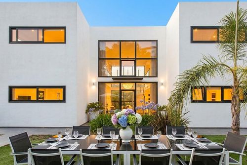 At 20 minutes drive from Sitges -Mar del Este    Design   Villa muy comoda  para grandes grupos Area muy tranquila   Muy cuidada Luxury villa in Sitges, Costa Dorada, Spain with private pool for 13 persons. The villa is situated in a wooded and urban beach area....