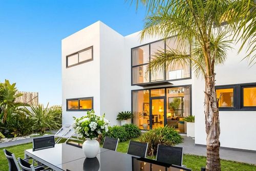 At 20 minutes drive from Sitges -Mar del Este    Design   Villa muy comoda  para grandes grupos Area muy tranquila   Muy cuidada Luxury villa in Sitges, Costa Dorada, Spain with private pool for 13 persons. The villa is situated in a wooded and urban beach area....