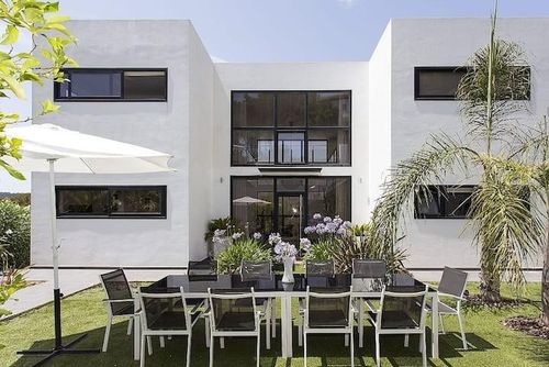 At 20 minutes drive from Sitges -Mar del Este    Design   Villa muy comoda  para grandes grupos Area muy tranquila   Muy cuidada Vila mewah di Sitges, Costa Dorada, Spanyol dengan kolam renang pribadi untuk 13 orang. Vila ini terletak di area pantai yang rimbun dan urban....