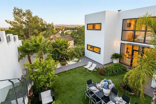 At 20 minutes drive from Sitges -Mar del Este    Design   Villa muy comoda  para grandes grupos Area muy tranquila   Muy cuidada Villa de lujo en Sitges, Costa Dorada, España, con piscina privada para 13 personas. La villa está situada en una zona boscosa y urbana cerca de la playa....