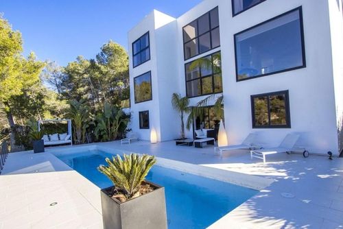 At 20 minutes drive from Sitges -Mar del Este    Design   Villa muy comoda  para grandes grupos Area muy tranquila   Muy cuidada Villa de lujo en Sitges, Costa Dorada, España, con piscina privada para 13 personas. La villa está situada en una zona boscosa y urbana cerca de la playa....