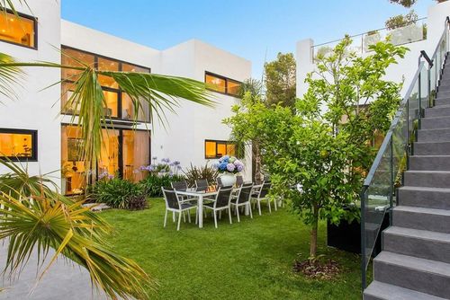 At 20 minutes drive from Sitges -Mar del Este    Design   Villa muy comoda  para grandes grupos Area muy tranquila   Muy cuidada Villa de lujo en Sitges, Costa Dorada, España, con piscina privada para 13 personas. La villa está situada en una zona boscosa y urbana cerca de la playa....