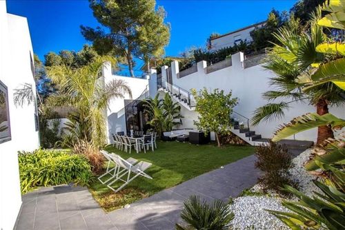 At 20 minutes drive from Sitges -Mar del Este    Design   Villa muy comoda  para grandes grupos Area muy tranquila   Muy cuidada Luksusvilla i Sitges, Costa Dorada, Spanien med privat pool til 13 personer. Villaen er beliggende i et skovrigt og urbant badeområde....