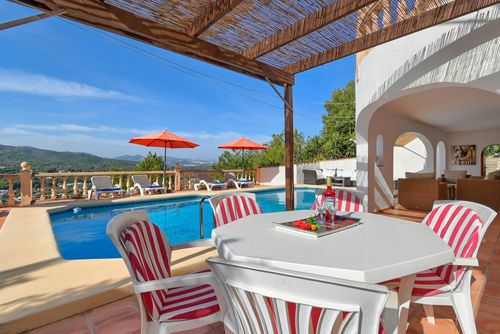 Casa Patricia 6 Bellissima e confortevole villa con piscina privata a Jávea, Costa Blanca, Spagna per 6 persone. La casa è situata in una zona residenziale vicino alla spiaggia a 4 km da El Arenal, la spiaggia di Jávea....