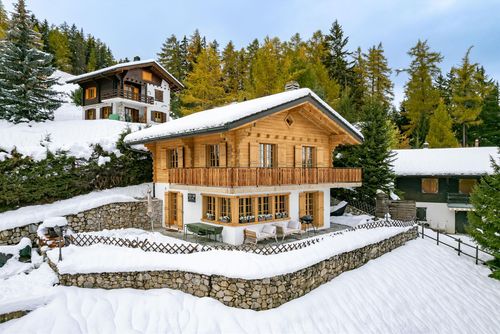 Chalet Onni Klassisches und komfortables Ferienhaus in La Tzoumaz, Vier Täler, Schweiz für 8 Personen. Das Haus liegt in einer bergigen Gegend und ist nur 200 m von der Skipiste entfernt....