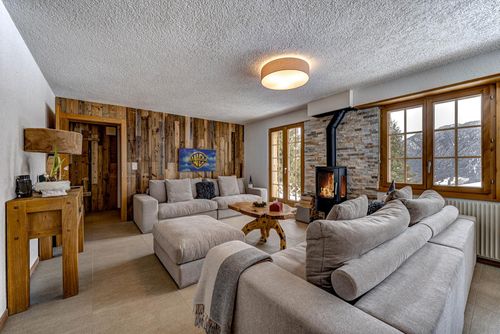 Chalet Onni Klassisches und komfortables Ferienhaus in La Tzoumaz, Vier Täler, Schweiz für 8 Personen. Das Haus liegt in einer bergigen Gegend und ist nur 200 m von der Skipiste entfernt....