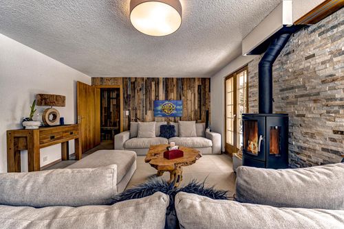 Chalet Onni Maison de vacances classique et confortable à La Tzoumaz, dans les Quatre Vallées, en Suisse, pouvant accueillir 8 personnes. La maison est située dans une région montagneuse, à moins de 200 m de la piste de ski....