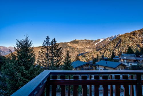 Chalet Onni Classic and comfortable holiday house in La Tzoumaz, Four Valleys, Switzerland for 8 persons. The house is situated in a mountainous area and within 200 m from the ski slope....