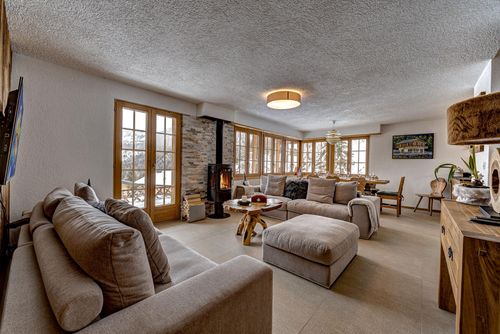 Chalet Onni Klassisches und komfortables Ferienhaus in La Tzoumaz, Vier Täler, Schweiz für 8 Personen. Das Haus liegt in einer bergigen Gegend und ist nur 200 m von der Skipiste entfernt....