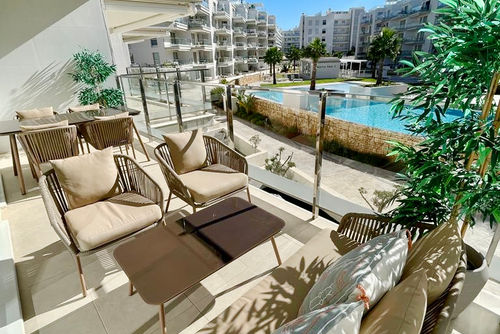 Marina Real 82 by homeprive Bel appartement confortable avec piscine commune à Denia, Costa Blanca, Espagne, pour 4 personnes. L'appartement est situé dans un quartier résidentiel de bord de mer, à proximité de restaurants et bars, commerces, supermarchés, et d'un court de tennis, et se trouve à 500 m de la plage....