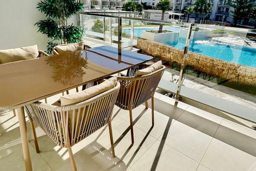 Marina Real 82 by homeprive Bel appartement confortable avec piscine commune à Denia, Costa Blanca, Espagne, pour 4 personnes. L'appartement est situé dans un quartier résidentiel de bord de mer, à proximité de restaurants et bars, commerces, supermarchés, et d'un court de tennis, et se trouve à 500 m de la plage....