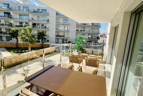 Marina Real 82 by homeprive Hermoso y cómodo apartamento con piscina comunitaria en Denia, Costa Blanca, España, para 4 personas. El apartamento se encuentra en una zona residencial de playa, cerca de restaurantes y bares, tiendas, supermercados y una cancha de tenis, y está a 500 m de la playa....