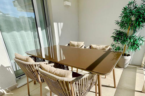Marina Real 82 by homeprive Vacker och bekväm lägenhet med gemensam pool i Denia, Costa Blanca, Spanien för 4 personer. Lägenheten är belägen i ett bostadsområde nära stranden, nära restauranger och barer, affärer, stormarknader och en tennisbana, och ligger 500 m från stranden....