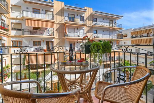 Adumar Merveilleux et confortable appartement à Jávea, Costa Blanca, Espagne pour 4 personnes. L'appartement est situé dans une zone urbaine de plage, à proximité de restaurants et bars, commerces et supermarchés, à 200 m de la plage de Playa de la Grava et à 0,2 km de Mediterráneo, Jávea....