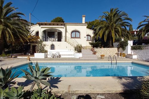 Palmyra - Sea view, chill-out Maravillosa villa en Moraira, Costa Blanca, España, con piscina privada para 4 personas. La casa está situada en una zona costera y residencial, a 4 km o 8 minutos en coche de la playa de Moraira y a 4 km o 3....