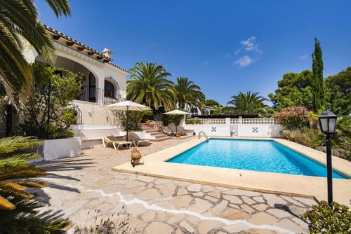 Palmyra - Sea view, chill-out Magnifique villa à Moraira, Costa Blanca, Espagne, avec piscine privée pour 4 personnes. La maison est située dans un quartier côtier et résidentiel, à 4 km ou 8 minutes en voiture de la plage de Moraira et à 4 km ou 3,2 km de Moraira....
