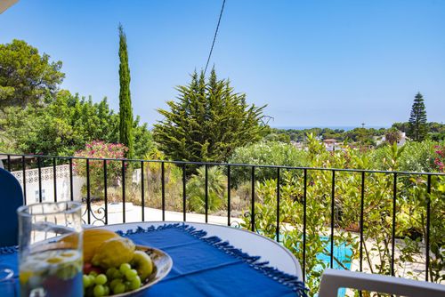 Palmyra - Sea view, chill-out Wunderbare Villa in Moraira, Costa Blanca, Spanien mit privatem Pool für 4 Personen. Das Haus befindet sich in einem Küsten- und Wohngebiet, 4 km oder 8 Minuten mit dem Auto vom Strand von Moraira und 4 km oder 3,2 km von Moraira entfernt....