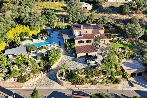 Casa Pura Vida Villa in Calonge, Catalonia, Spain with private pool for 8 persons. The house is situated in a coastal, residential and mountainous area and is located 4 km from Sant Antoni de Calonge beach....