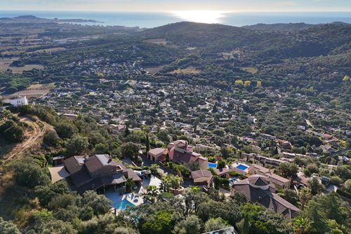 Casa Pura Vida Villa em Calonge, Catalunha, Espanha, com piscina privada para 8 pessoas. A casa está situada em uma área costeira, residencial e montanhosa, localizada a 4 km da praia de Sant Antoni de Calonge....
