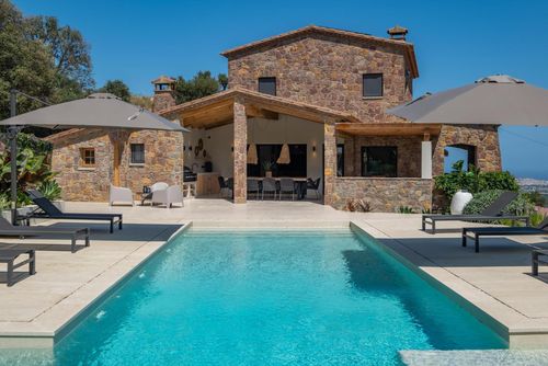 Casa Pura Vida Villa in Calonge, Catalonia, Spain with private pool for 8 persons. The house is situated in a coastal, residential and mountainous area and is located 4 km from Sant Antoni de Calonge beach....