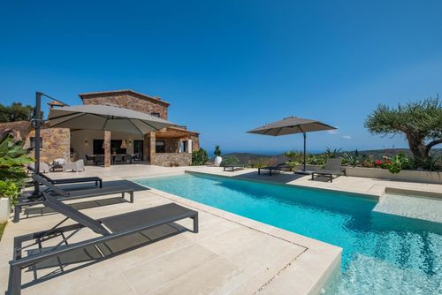 Casa Pura Vida Villa à Calonge, Catalogne, Espagne, avec piscine privée pour 8 personnes. La maison est située dans une zone côtière, résidentielle et montagneuse, à 4 km de la plage de Sant Antoni de Calonge....