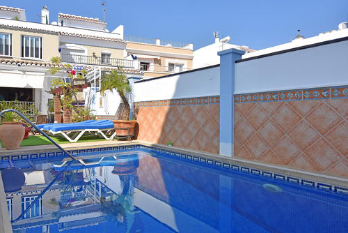 Nerja 001 Mooie en luxe villa in Nerja, Costa del Sol, Spanje, met privézwembad voor 6 personen. Het huis is gelegen in een urban strandgebied, dicht bij restaurants en bars, winkels en supermarkten, 1 km van het Calahonda-strand en 1 km van de Middellandse Zee....