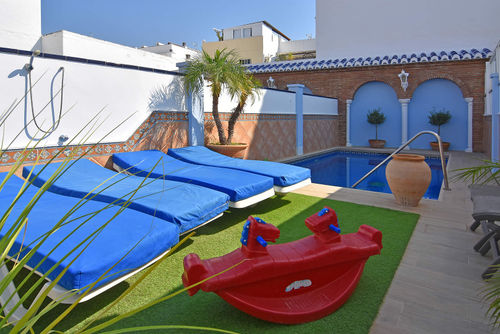 Nerja 001 Mooie en luxe villa in Nerja, Costa del Sol, Spanje, met privézwembad voor 6 personen. Het huis is gelegen in een urban strandgebied, dicht bij restaurants en bars, winkels en supermarkten, 1 km van het Calahonda-strand en 1 km van de Middellandse Zee....