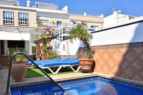 Nerja 001 Magnifique et luxueuse villa à Nerja, sur la Costa del Sol, Espagne, avec piscine privée pour 6 personnes. La maison est située dans une zone urbaine en bord de mer, à proximité de restaurants et de bars, de boutiques et de supermarchés, à 1 km de la plage de Calahonda et à 1 km de la Méditerranée....