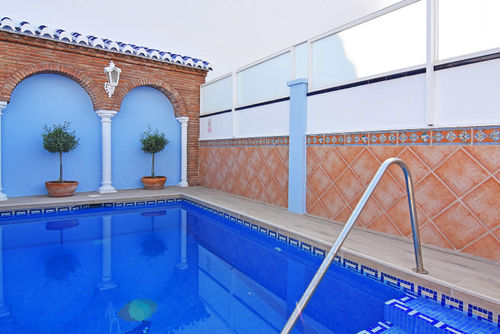 Nerja 001 Mooie en luxe villa in Nerja, Costa del Sol, Spanje, met privézwembad voor 6 personen. Het huis is gelegen in een urban strandgebied, dicht bij restaurants en bars, winkels en supermarkten, 1 km van het Calahonda-strand en 1 km van de Middellandse Zee....