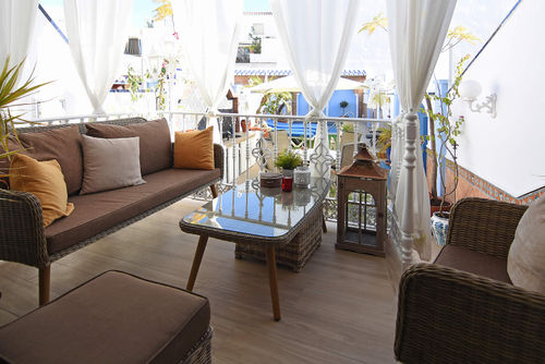 Nerja 001 Magnifique et luxueuse villa à Nerja, sur la Costa del Sol, Espagne, avec piscine privée pour 6 personnes. La maison est située dans une zone urbaine en bord de mer, à proximité de restaurants et de bars, de boutiques et de supermarchés, à 1 km de la plage de Calahonda et à 1 km de la Méditerranée....