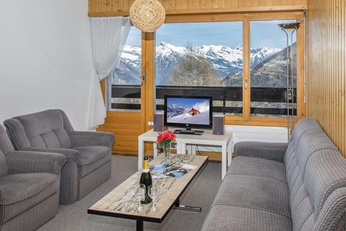 Appartement Richemont 106 Classic and comfortable apartment in La Tzoumaz, Four Valleys, Switzerland for 4 persons. The apartment is situated in a mountainous area, close to restaurants and bars, supermarkets and a tennis court, within 500 m from the ski slope and within 500 m from the ski lift....