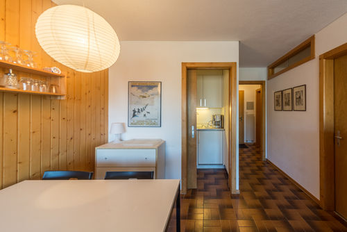 Appartement Richemont 106 Klasyczny i komfortowy apartament w La Tzoumaz, Cztery Doliny, Szwajcaria dla 4 osób. Apartament usytuowany jest w górzystym terenie, blisko restauracji i barów, supermarketów oraz kortu tenisowego, w odległości 500 m od stoku narciarskiego oraz 500 m od wyciągu narciarskiego....
