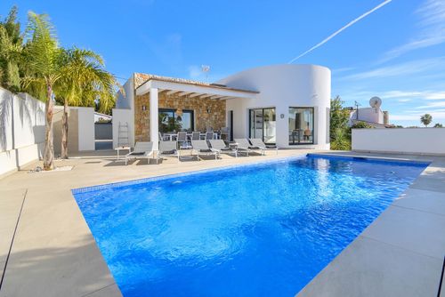 Feliz Modern and pleasant villa with private pool in Benissa, Costa Blanca, Spain for 6 persons. The house is situated in a residential beach area, 4 km from Cala Baladrar beach and 4 km from Moraira....